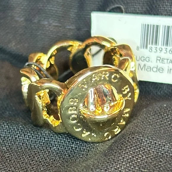 NWT Marc by Marc Jacobs Turnlock Gold Tone Link Ring size S/M - Picture 3 of 3